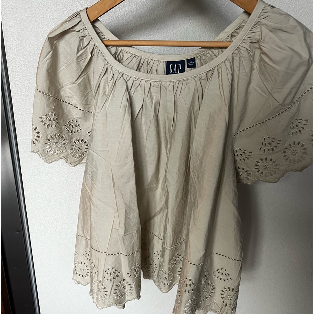 Gap eyelet top size Large never worn